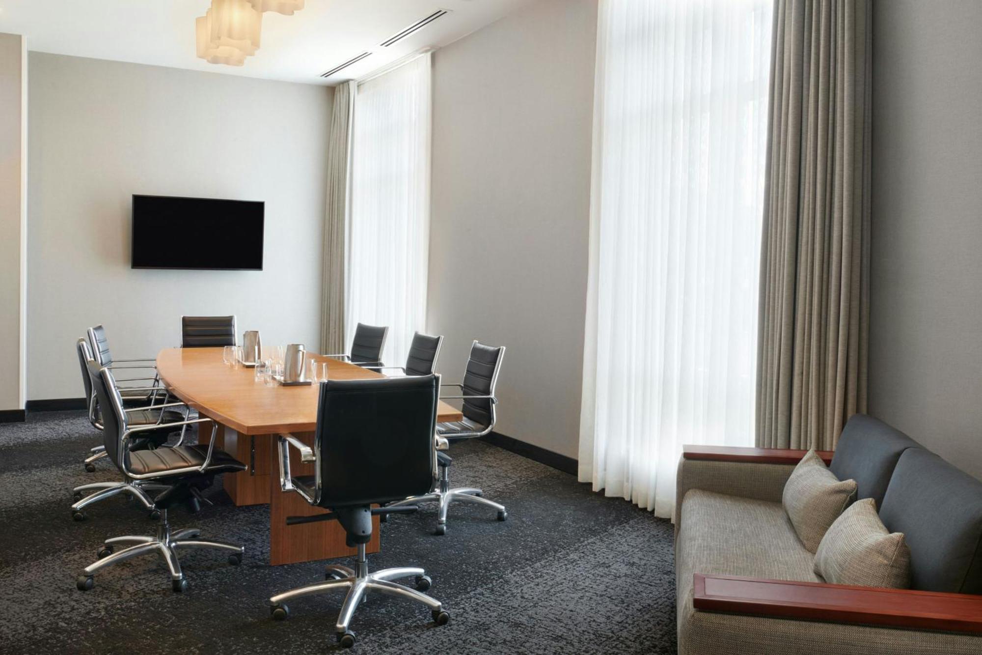 Courtyard By Marriott Calgary Airport Otel Dış mekan fotoğraf
